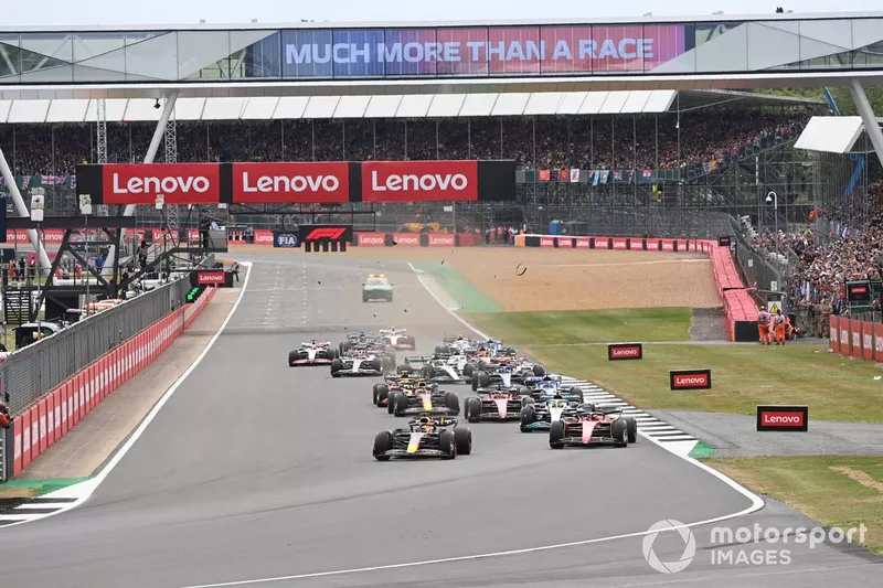La carrera se pone en marcha y se produce un enorme accidente en el que se ven involucrados George Russell, Mercedes W13, Zhou Guanyu, Alfa Romeo C42, Alex Albon, Williams FW44, Esteban Ocon, Alpine A522, Yuki Tsunoda, AlphaTauri AT03