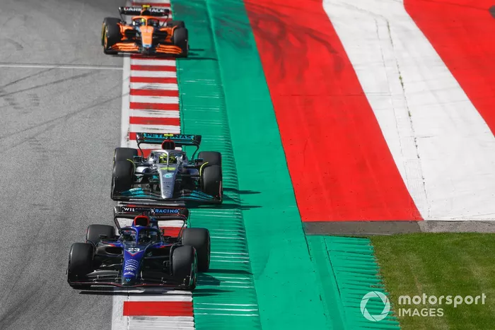 Alex Albon, Williams FW44, Lewis Hamilton, Mercedes W13, Lando Norris, McLaren MCL36