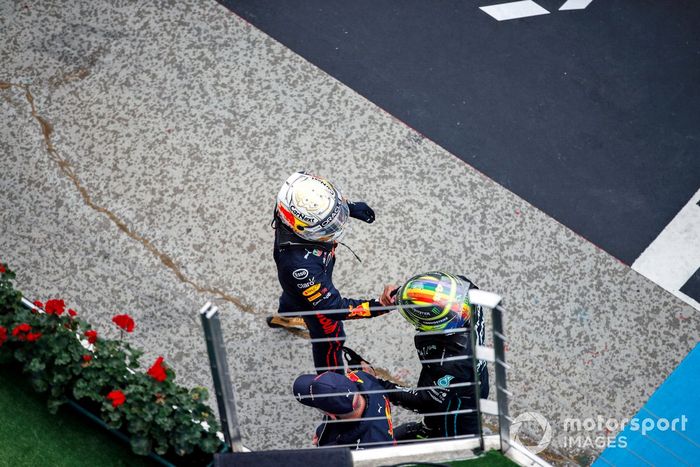 Max Verstappen, Red Bull Racing, 1ª posición, Lewis Hamilton, Mercedes-AMG, 2ª posición, se felicitan mutuamente en el Parc Ferme