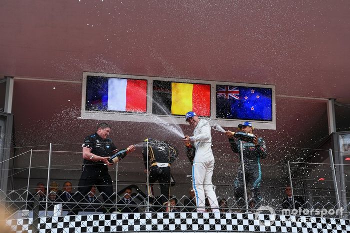 Podio: tercer lugar Jean-Eric Vergne, DS Techeetah, ganador Stoffel Vandoorne, Mercedes-Benz EQ, segundo lugar Mitch Evans, Jaguar Racing