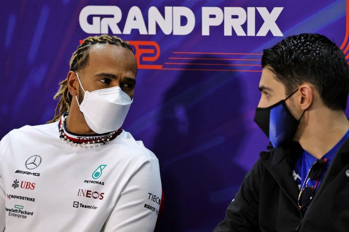Lewis Hamilton, Mercedes-AMG, Esteban Ocon, Alpine F1 Team, en la rueda de prensa