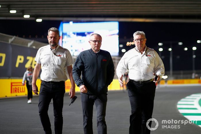 Stefano Domenicali, director general de la Fórmula 1, y Ross Brawn, director general de deportes de motor, de la FOM, en la pista 