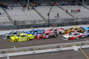 Ryan Blaney, Team Penske, Ford Mustang Menards/Richmond, Justin Allgaier, JR Motorsports, Chevrolet Camaro Dove Men + Care lead the field at the start