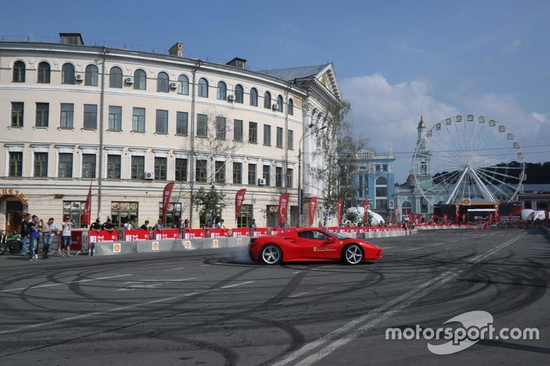Марк Жене за кермом Ferrari