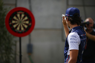 Lance Stroll, Williams Racing, gioca a freccette
