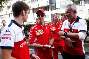 Charles Leclerc, Alfa Romeo Sauber F1 Team, Sebastian Vettel, Ferrari y Beat Zehnder, Alfa Romeo Sauber F1 Team