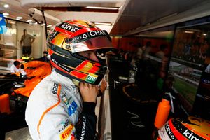 Stoffel Vandoorne, McLaren MCL33, zet zijn helm op