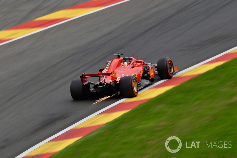 Sebastian Vettel, Ferrari SF71H, solleva scintille