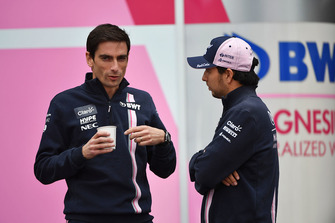 Пилоты Racing Point Force India F1 Николя Латифи и Серхио Перес