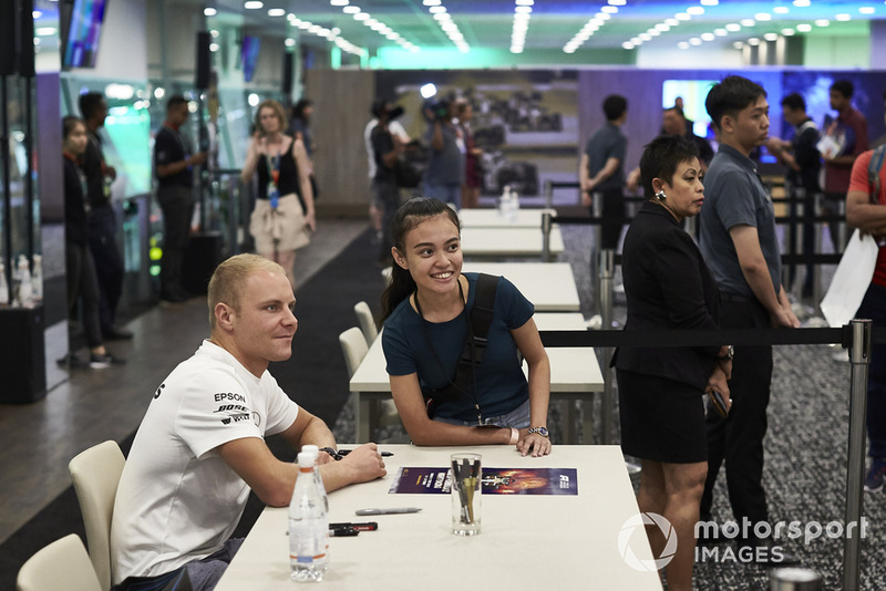 Valtteri Bottas, Mercedes AMG F1, signe des autographes et pose pour des photos avec des fans