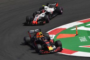 Max Verstappen, Red Bull Racing RB14 y Kevin Magnussen, Haas F1 Team VF-18 