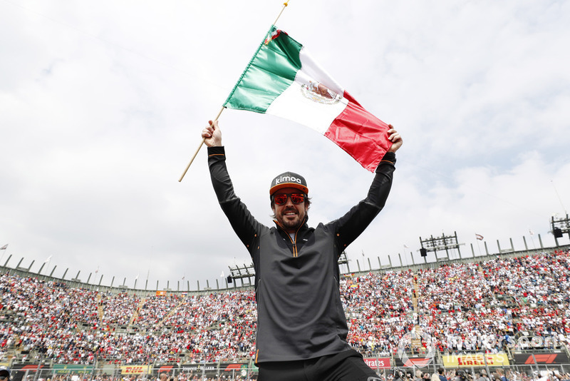 Fernando Alonso, McLaren, celebra con una bandera mexicana antes de la carrera