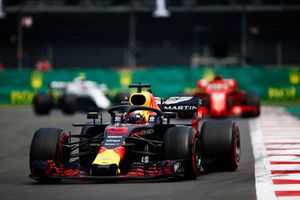 Daniel Ricciardo, Red Bull Racing RB14, leads Sebastian Vettel, Ferrari SF71H