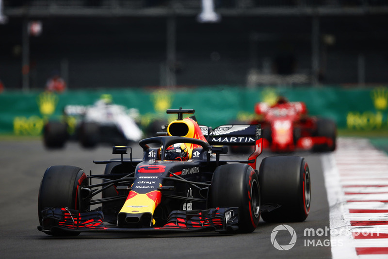 Daniel Ricciardo, Red Bull Racing RB14, Sebastian Vettel, Ferrari SF71H