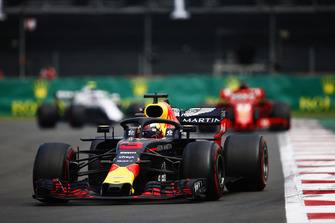 Daniel Ricciardo, Red Bull Racing RB14, voor Sebastian Vettel, Ferrari SF71H