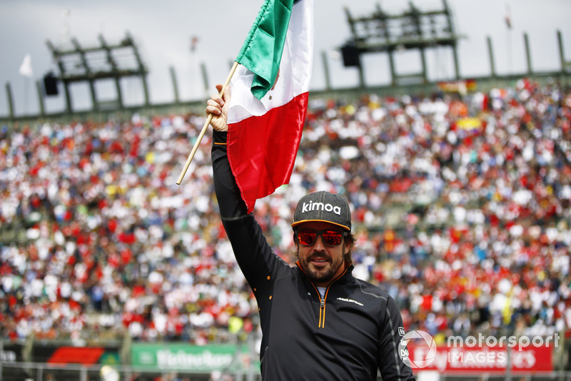 Fernando Alonso, McLaren, con una bandera mexciana