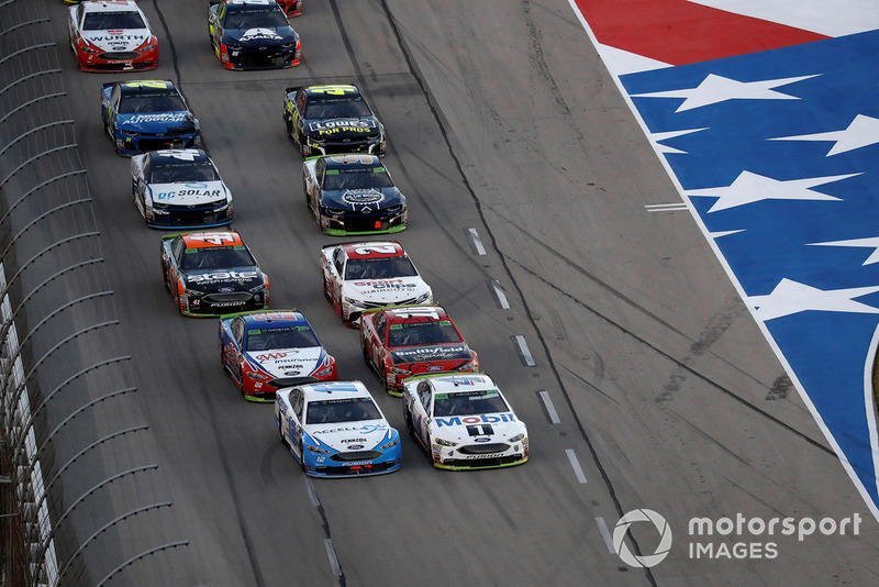 Ryan Blaney, Team Penske, Ford Fusion Accella/Carlisle, Kevin Harvick, Stewart-Haas Racing, Ford Fusion Mobil 1, restart