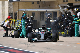 Lewis Hamilton, Mercedes-AMG F1 W09 pit stop