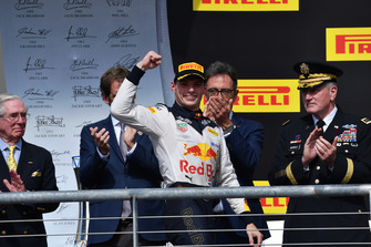 Max Verstappen, Red Bull Racing, festeggia sul podio