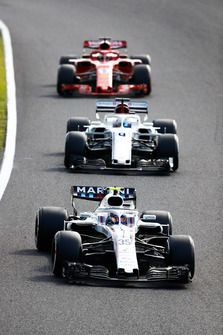 Sergey Sirotkin, Williams FW41, voor Marcus Ericsson, Sauber C37, en Sebastian Vettel, Ferrari SF71H