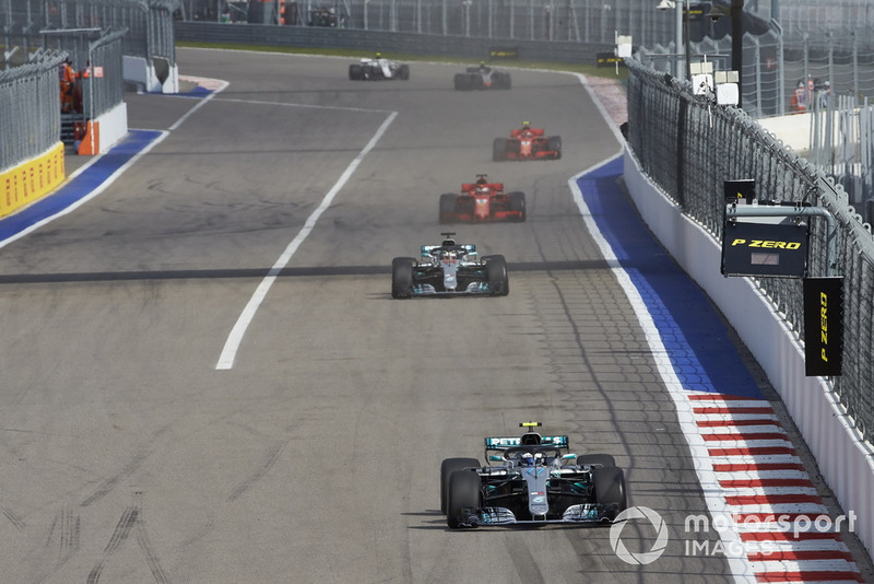 Valtteri Bottas, Mercedes AMG F1, precede Lewis Hamilton, Mercedes AMG F1 e Sebastian Vettel, Ferrari SF71H 