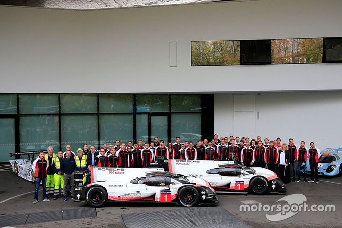 Foto de grupo del equipo Porsche con el Porsche 919 Hybrid Evo