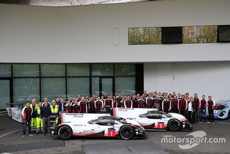 Porsche team group photo with the Porsche 919 Hybrid Evo