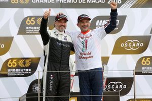 Podio: il Campione Gabriele Tarquini, BRC Racing Team Hyundai i30 N TCR, il secondo classificato Yvan Muller, YMR Hyundai i30 N TCR