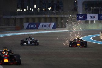 Daniel Ricciardo, Red Bull Racing RB14, voor Max Verstappen, Red Bull Racing RB14, en Lewis Hamilton, Mercedes AMG F1 W09
