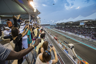 Lewis Hamilton, Mercedes AMG F1 W09 EQ Power+, e Valtteri Bottas, Mercedes AMG F1 W09 EQ Power+, guidano il gruppo sullo schieramento di partenza, dopo il giro di formazione
