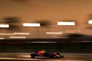 Daniel Ricciardo, Red Bull Racing RB14, solleva scintille