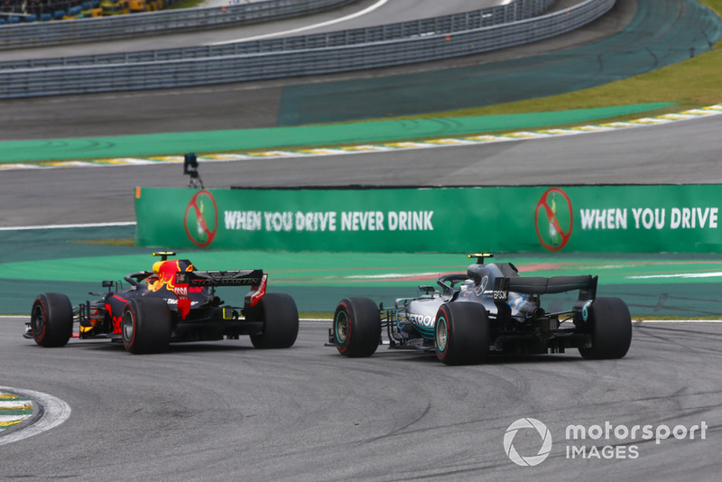 Max Verstappen, Red Bull Racing RB14, overtakes Valtteri Bottas, Mercedes AMG F1