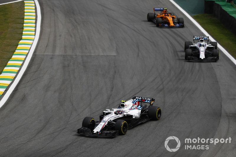 Sergey Sirotkin, Williams FW41, precede Lance Stroll, Williams FW41, e Stoffel Vandoorne, McLaren MCL33