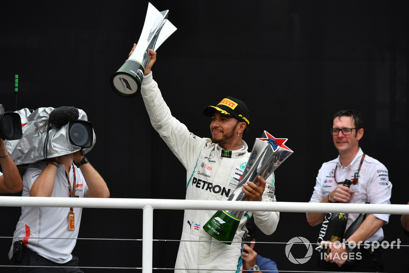 Lewis Hamilton, Mercedes AMG F1, festeggia sul podio con il trofeo