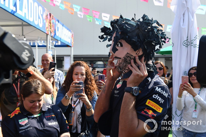 Daniel Ricciardo, Red Bull Racing le pega a su piñata