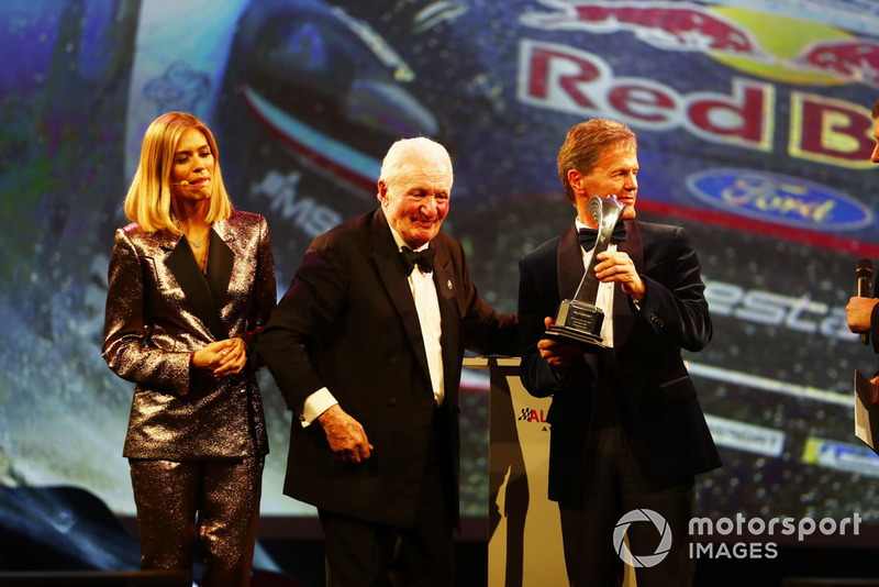 Paddy Hopkirk y Malcolm Wilson con el Premio al Auto del Año de Rally