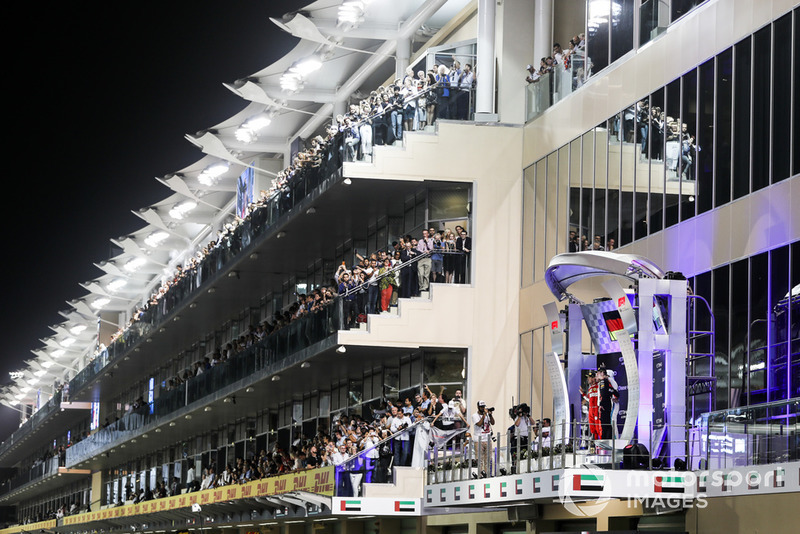 Podio: segundo lugar Sebastian Vettel, Ferrari, ganador de la carrera Lewis Hamilton, Mercedes AMG F1 y tercer lugar Max Verstappen, Red Bull Racing celebran