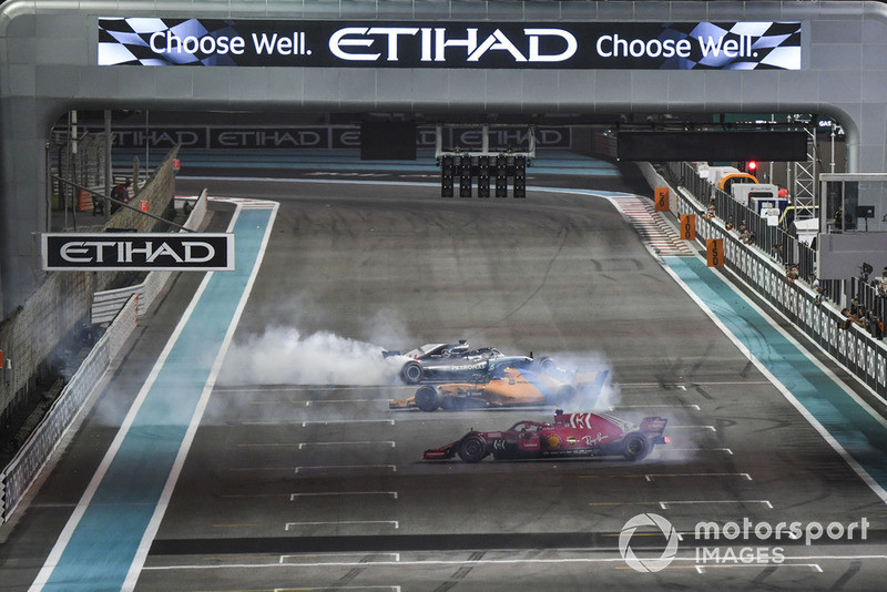 Lewis Hamilton, Mercedes-AMG F1 W09, Sebastian Vettel, Ferrari SF71H y Fernando Alonso, McLaren MCL33 hacen donuts al final de la carrera