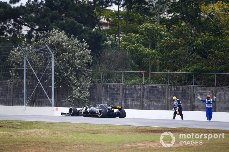 Marshals remove the wrecked Nico Hulkenberg Renault Sport F1 Team R.S. 18. in FP2.