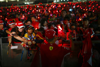 Sebastian Vettel, Ferrari, imza dağıtıyor