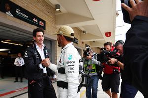 Lewis Hamilton, Mercedes AMG F1 e Toto Wolff, Direttore del Motorsport, Mercedes AMG F1 , festeggiano la Pole Position 