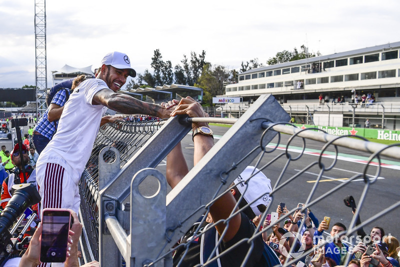 Lewis Hamilton, Mercedes AMG F1 celebra con fans