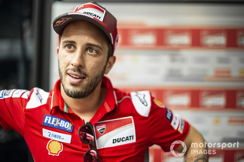 A nova guerra de declarações entre Jorge Lorenzo e Andrea Dovizioso foi iniciada com os comentários do italiano à Sky após a classificação em Sepang no sábado, quando perguntaram o que ele achava de Lorenzo ter que deixar o fim de semana em Sepang com uma contusão.