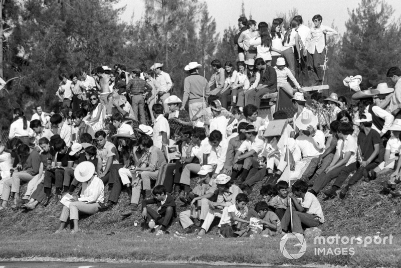 En el GP de 1970, último de la primera etapa. Fue tanto el interés de los mexicanos por disfrutar de la Fórmula 1 ese fin de semana, que hubo un sobrecupo de aproximadamente 80 mil fanáticos, los cuales se colocaron a escasos metros de la pista poniendo su vida en riesgo y la de los pilotos.