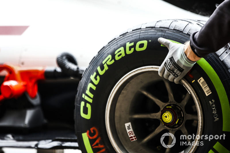 Un neumático intermedio Pirelli