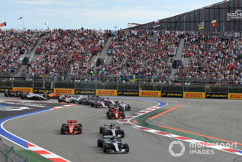 Valtteri Bottas, Mercedes AMG F1 W09 memimpin balapan di depan Lewis Hamilton, Mercedes AMG F1 W09 dan Sebastian Vettel, Ferrari SF71H