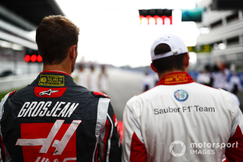 Romain Grosjean, Haas F1 Team, e Charles Leclerc, Sauber, in griglia di partenza per l'inno nazionale