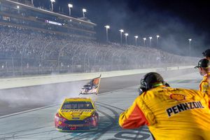 Joey Logano, Team Penske, Ford Fusion Shell Pennzoil celebrates