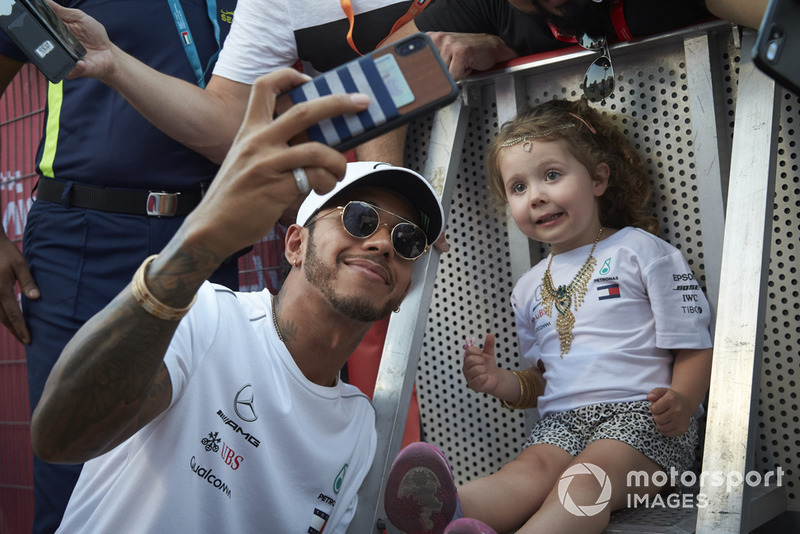 Lewis Hamilton, Mercedes AMG F1, se hace un selfie con una niña