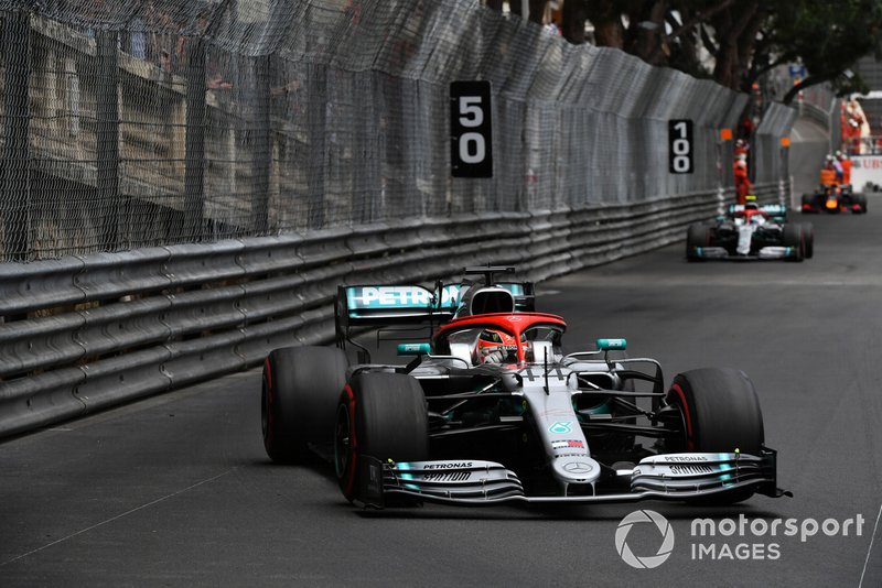 Lewis Hamilton, Mercedes AMG F1 W10, precede Valtteri Bottas, Mercedes AMG W10
